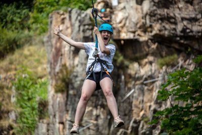 Saut de la tyrolienne au dessus de l'Ardèche