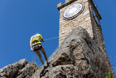 Grimpeur en action sous l'horloge