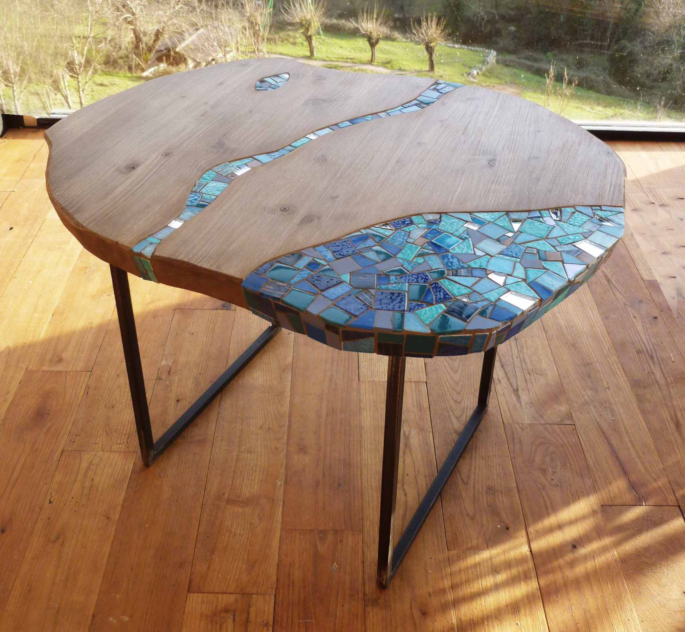 Table en bois massif et mosaïque