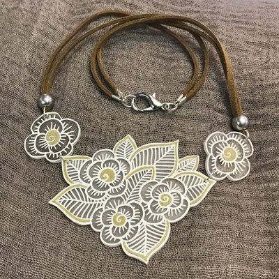 Collier fleur blanche