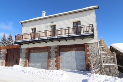 Gîte enneigé avec garage