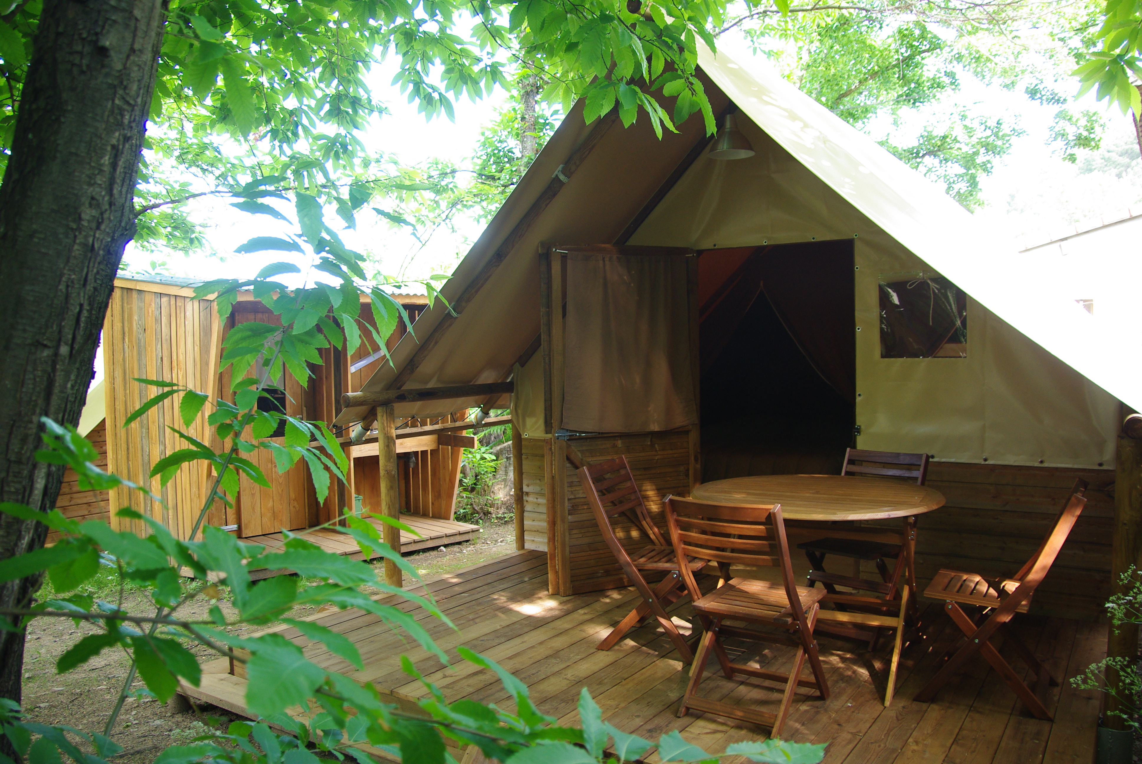 Terrasse et cabane sanitaire