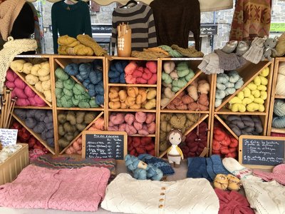 Stand marché coloré©Sylvie Courant Besnier-Chirols