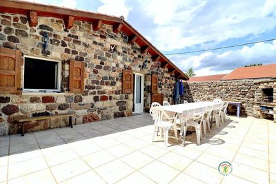 Bienvenue au gîte Lalauze, grande terrasse pour profiter de vos moments de partage