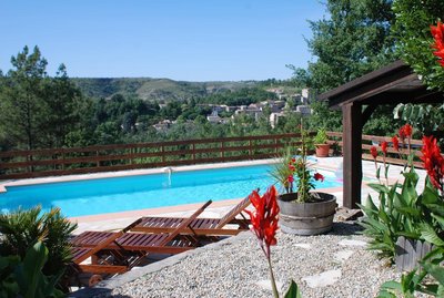 La piscine avec vue sur le joli village de joyeuse ....