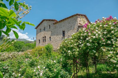 DSC06375 - Montpezat-sous-Bauzon - roseraie en fleurs et vue sur Clastres ©sourcesetvolcans