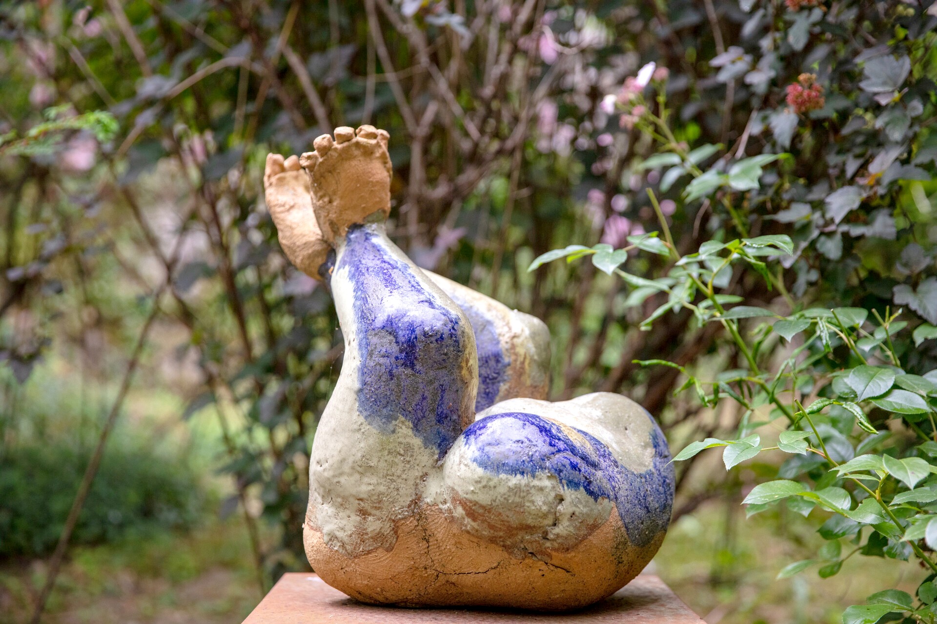 œuvre de Martin Diersé - corps couché - dans les jardins du château du Pin à Fabras