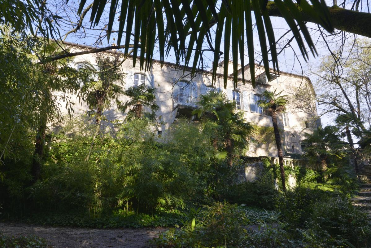 Le Château d'Uzer, la façade Est vue du parc, avec l'aile XIXème où se trouvent certaines chambres.