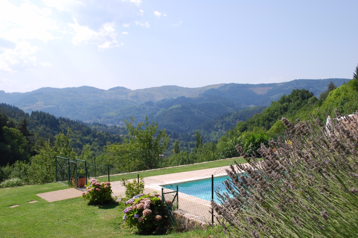 MAison de caractère avec piscine chauffée. Le vue de la vallée de la Dorne