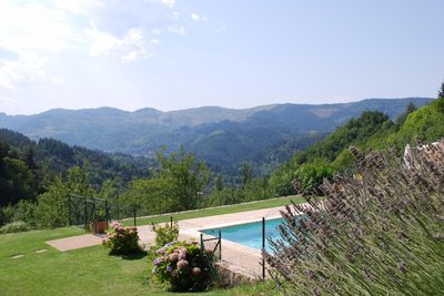 MAison de caractère avec piscine chauffée. Le vue de la vallée de la Dorne