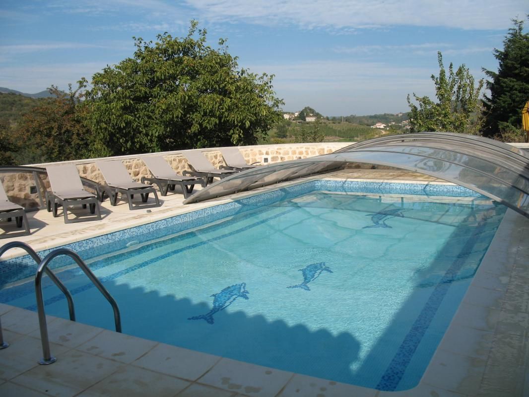 Piscine du propriétaire à 5 km commune aux 3 gîtes, à partager.