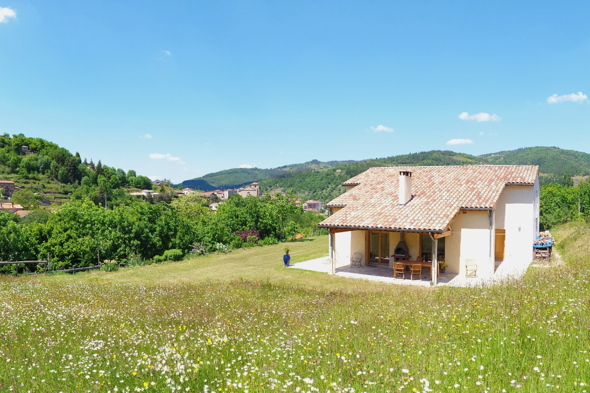 Panorama le jardin et le maison 'Le Noyer'.