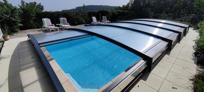 La piscine reste chaude et accueillante même à la saison douce.