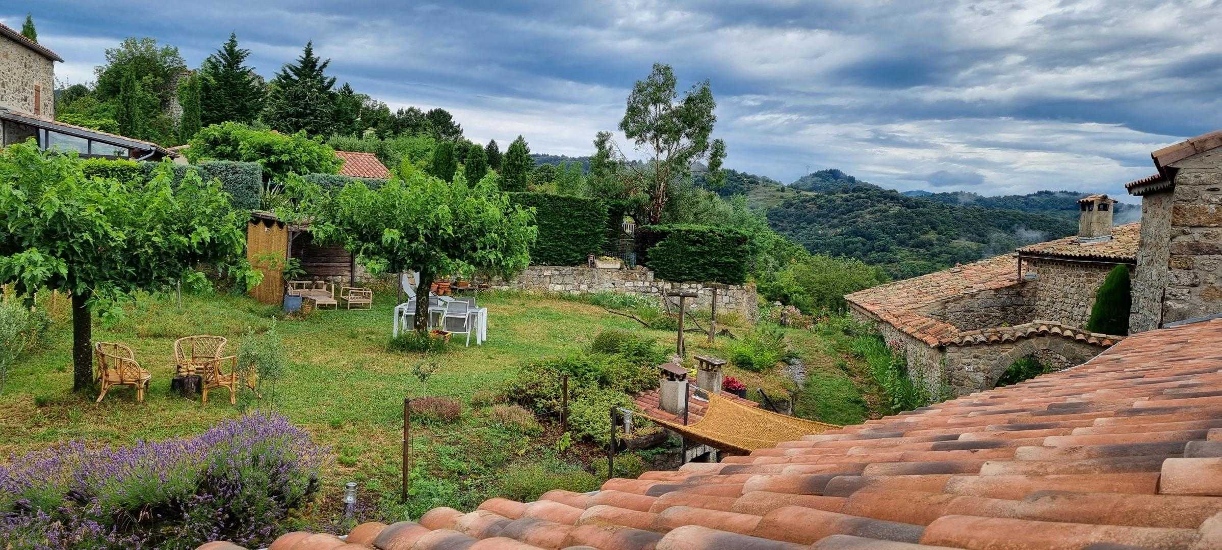 le jardin au début de l'été