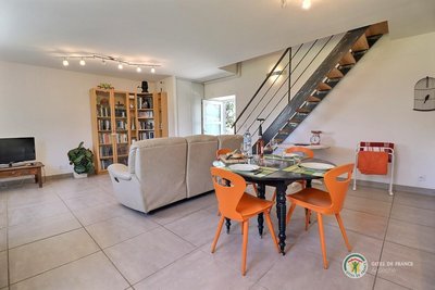 La pièce de vie et l'escalier menant aux chambres