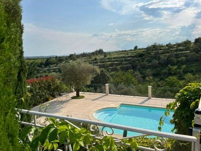 Piscine privative avec vue sur la nature !