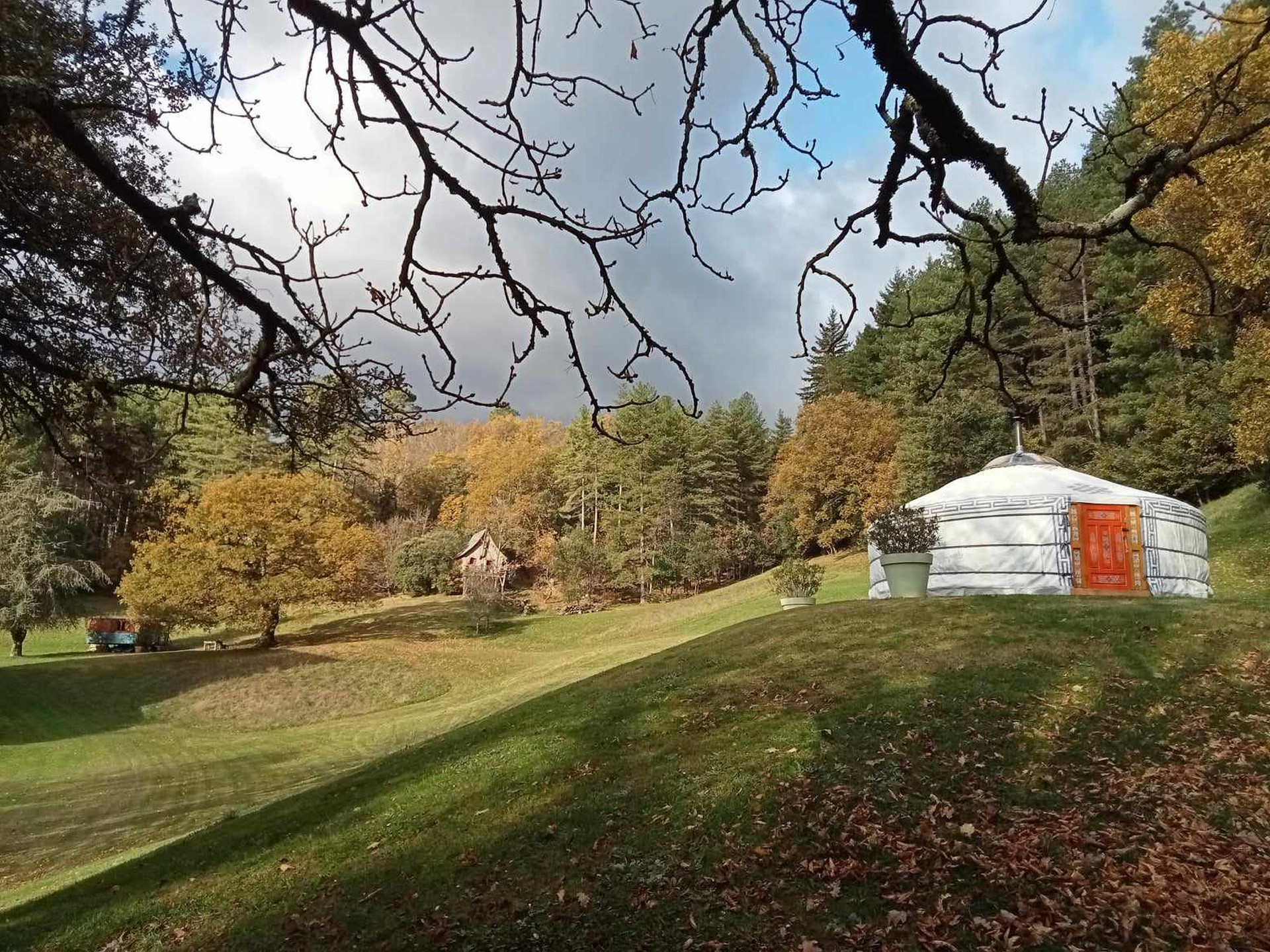 Meyras - Mas du Pestrin - vue jardin à l'automne ©jf.maurin