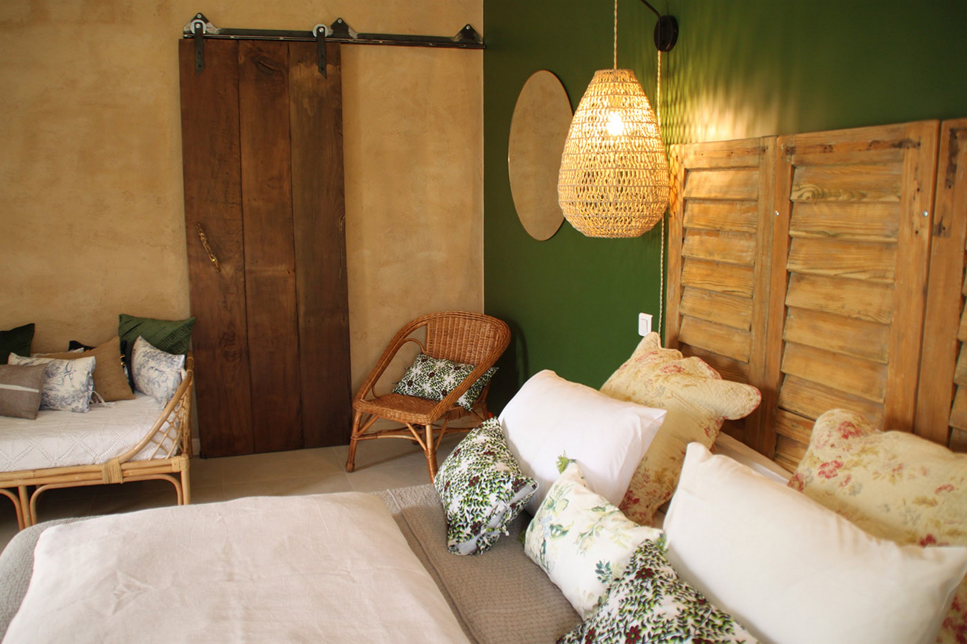 Lit double de la suite suite brin d'herbe dans la demeure des maitres - Chambre d'hôtes à Chirols en Ardèche