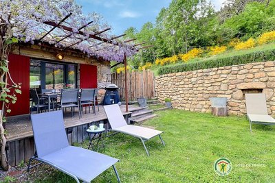 Terrasse et jardin devant le gîte