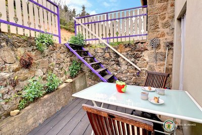 Terrasse privative devant l'entrée du gîte