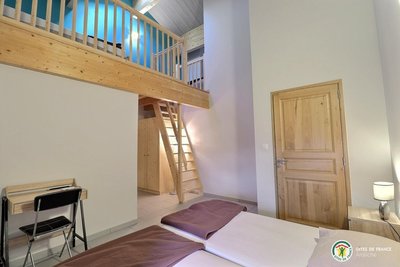 Chambre Bleue avec 2 lits en 90 et 2 lits en 90 sur la mezzanine - salle d'eau privative