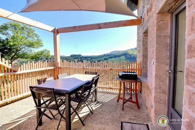 Terrasse fermée avec salon de jardin et plancha