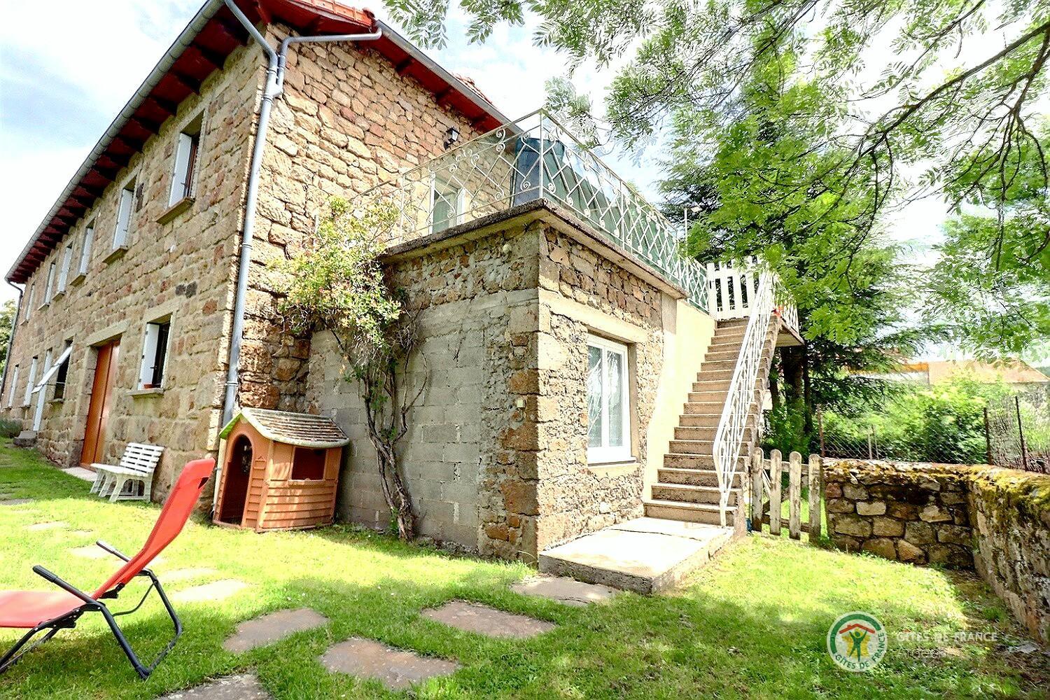 Les 2 gîtes mitoyens en étage, le jardin commun, l'escalier menant aux 2 gîtes