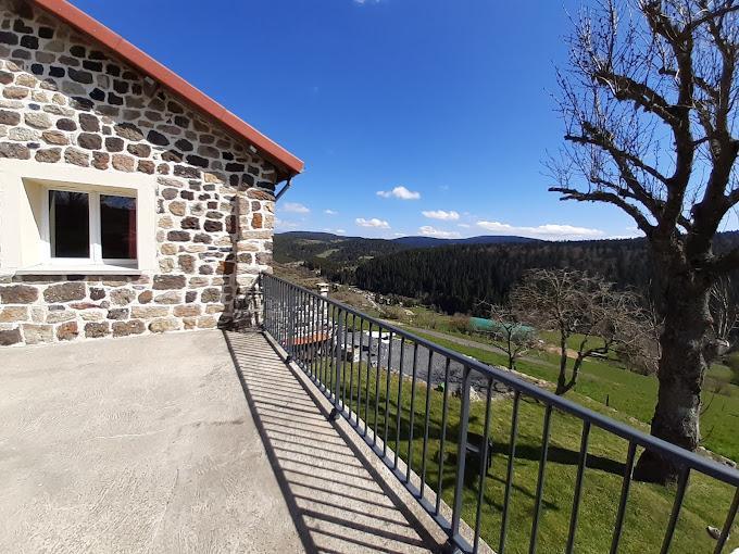 La terrasse du gîte et sa vue panoramique sur le paysage ardéchois