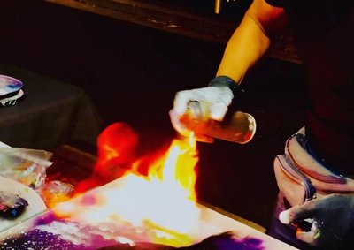 Medhi qui réalise un tableau