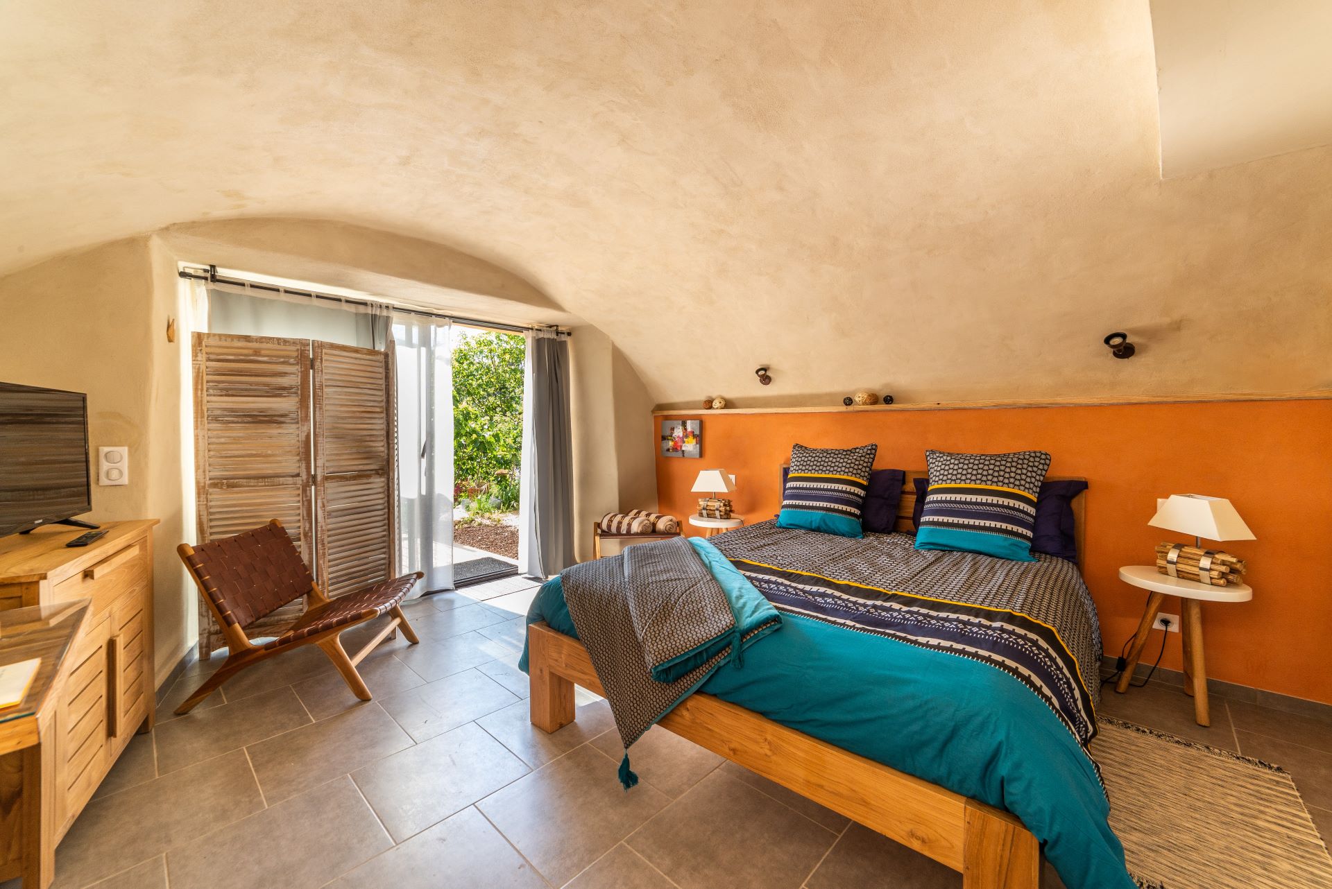 Lit dans la Chambre terracotta, chambre d'hôtes La Calade à Chirols