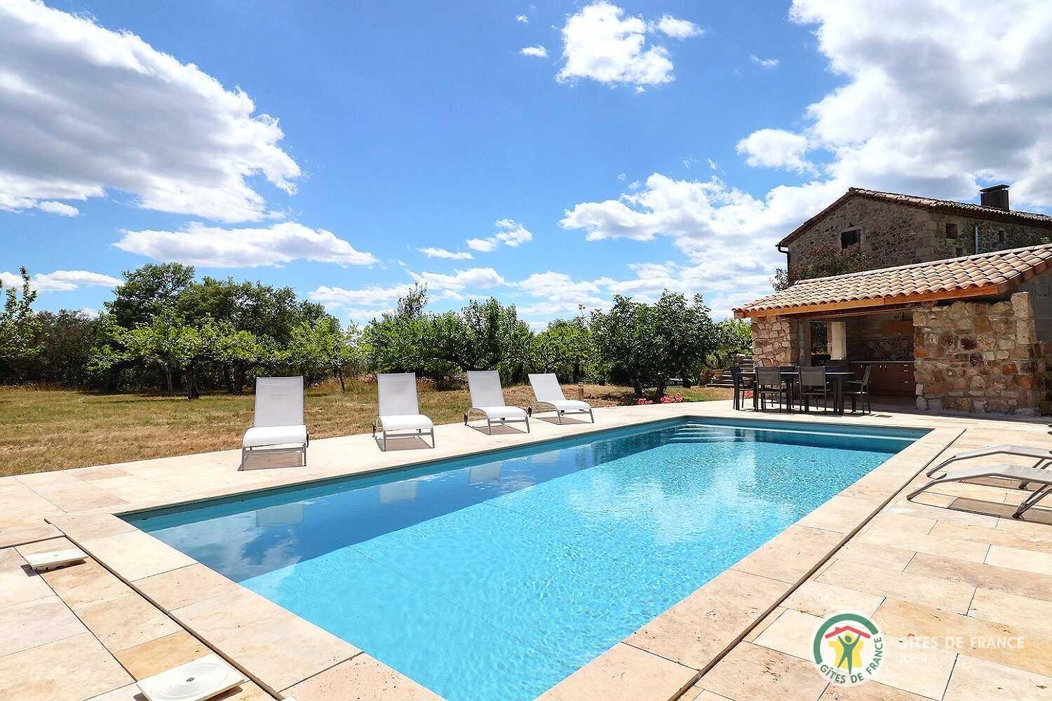 Beau mas en pierres avec grand jardin et piscine privative