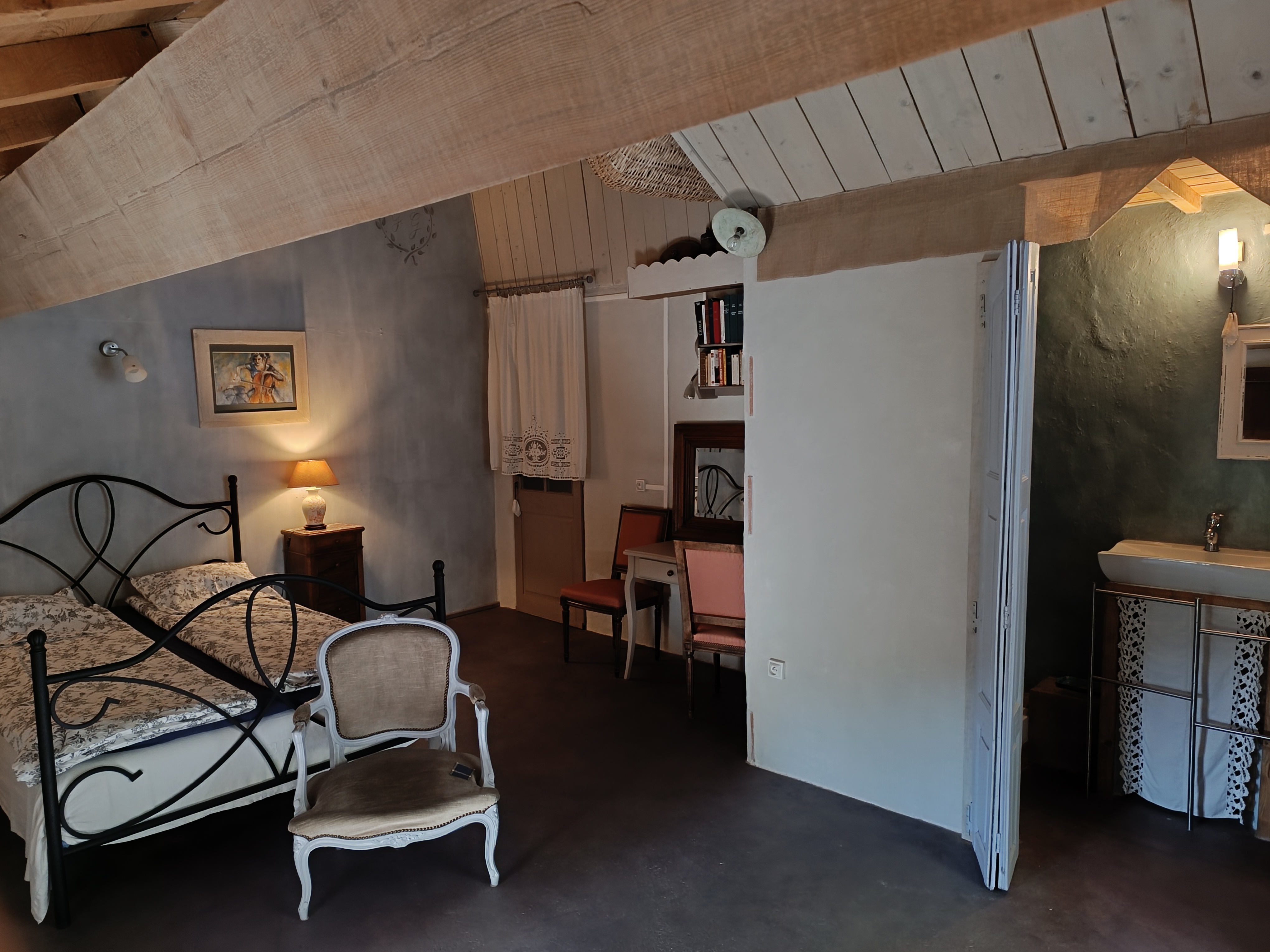 La chambre joliment aménagée