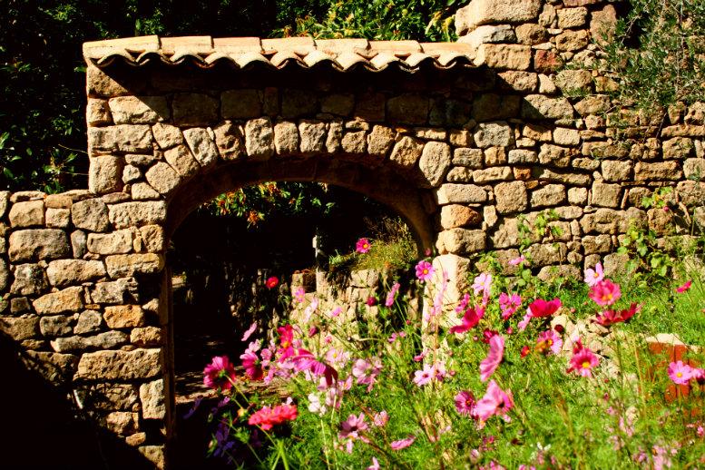 Le porche d'entrée de l'ancienne ferme