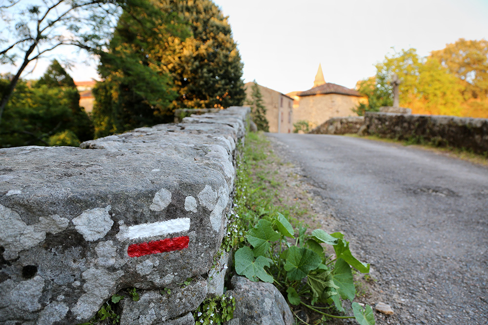 Pont de Candèze à Monestiés avec balise GR