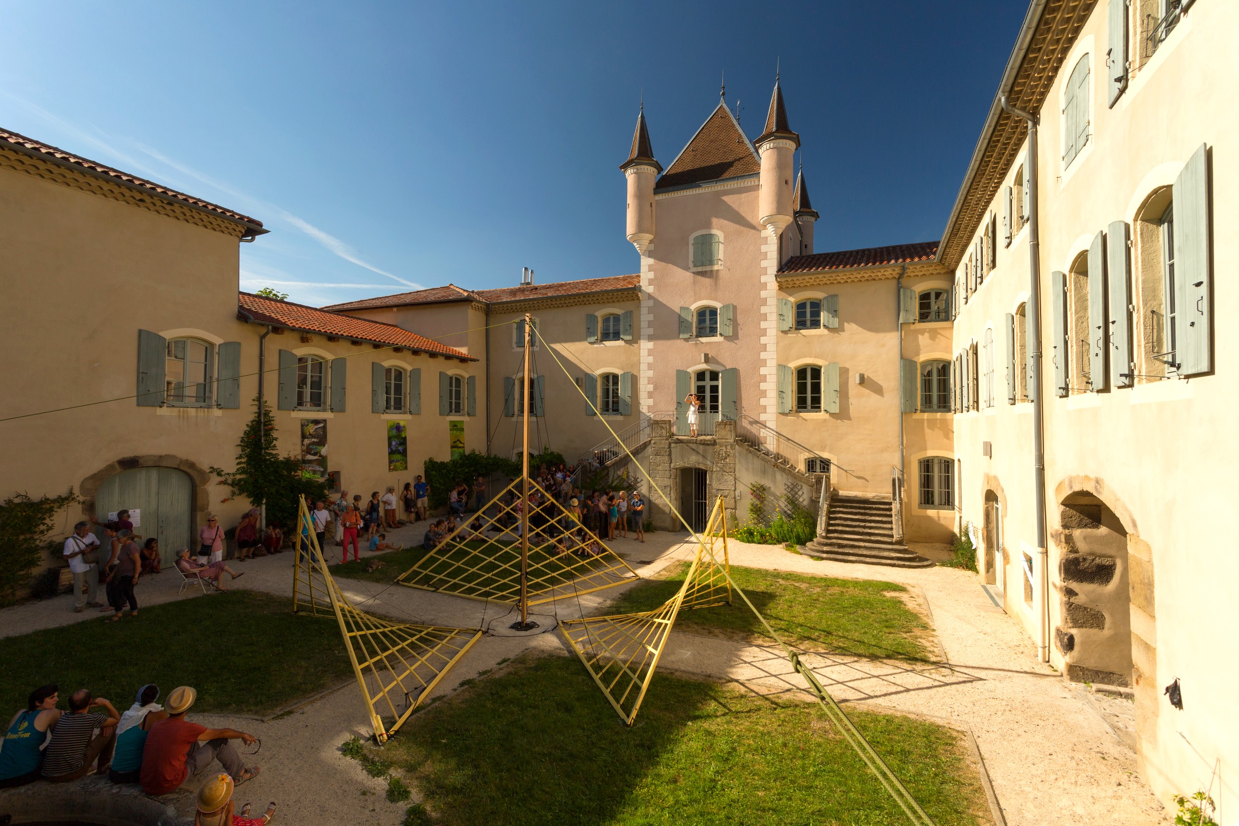 Jaujac - Installation du Pavillon Fuller à la Maison du Parc ©S.BUGNON