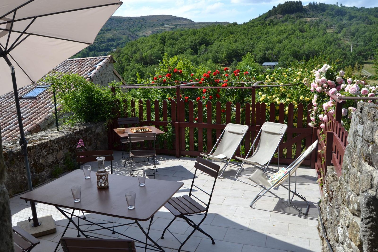 La terrasse bien fleurie l'été.