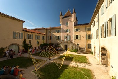 Jaujac - Installation du Pavillon Fuller à la Maison du Parc ©S.BUGNON