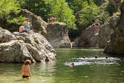 Baigneurs dans le Lignon à Jaujac