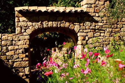 Le porche d'entrée de l'ancienne ferme