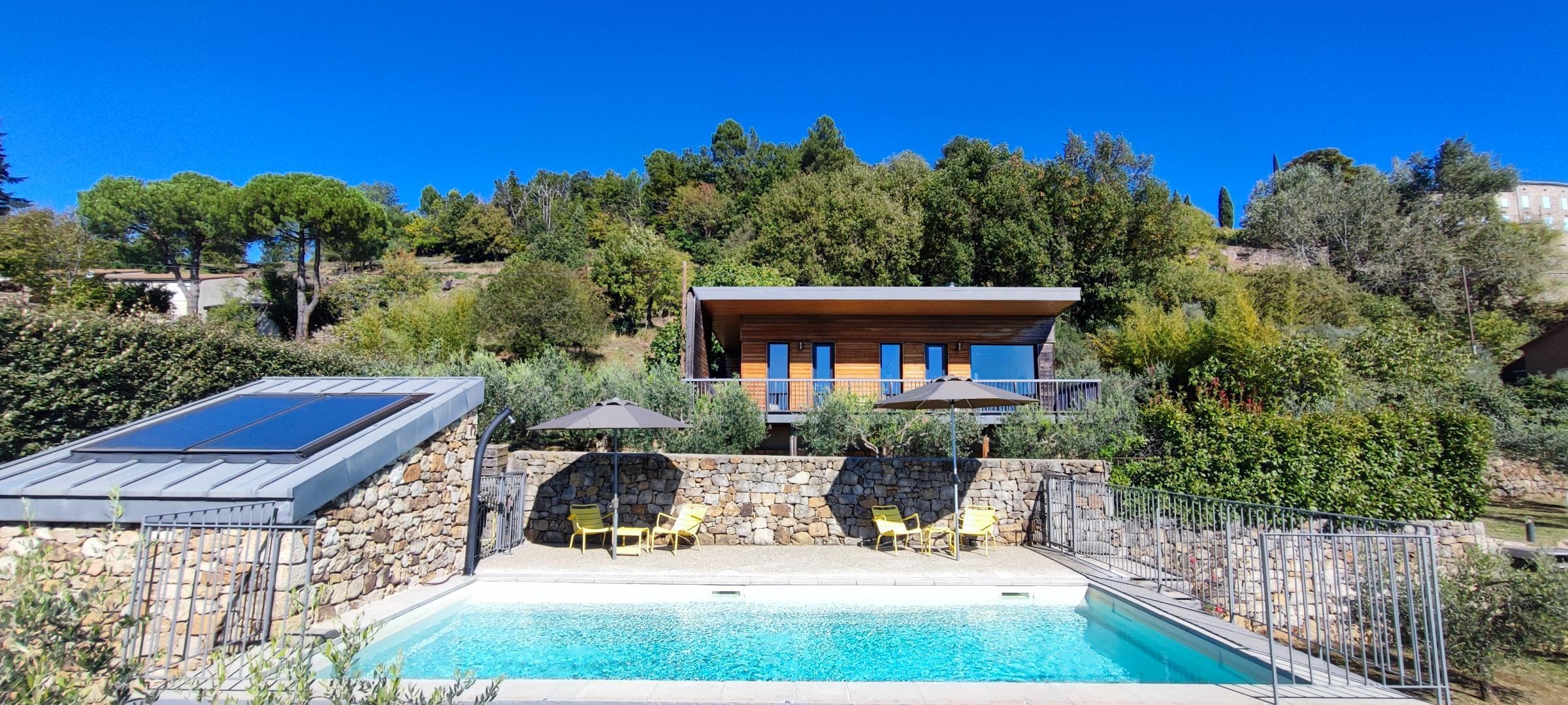 Le gîte, sa piscine privative et son environnement naturel