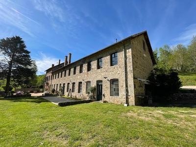 Batisse façade sud et terrain de pétanque