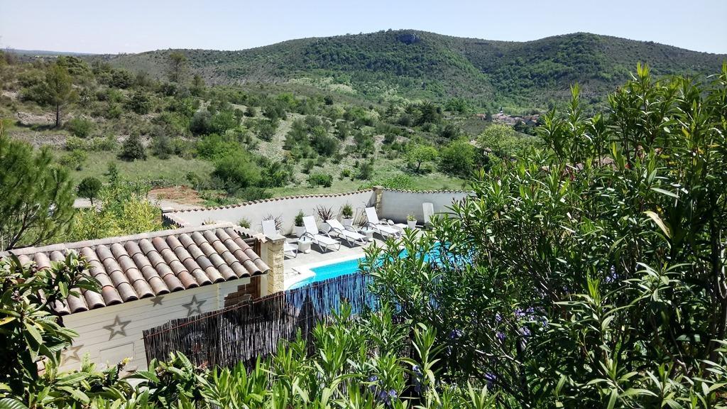 au calme piscine et garrigue