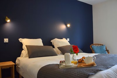 chambre deux personnes bleu marine - lit double à l'hôtel les Platanes à Thueyts en Ardèche