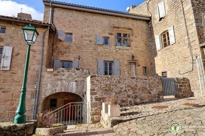 Les Châtaigniers Maison en pierres au c?ur du village de caractère