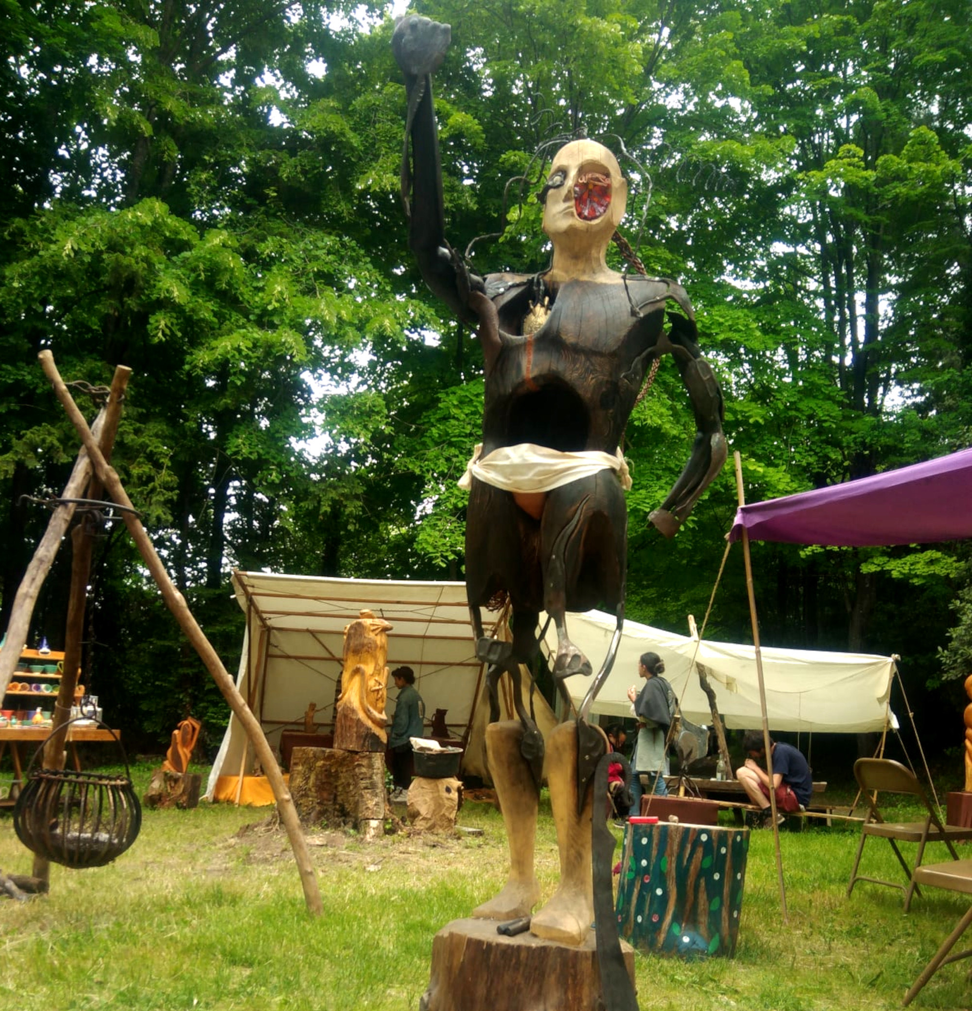 Sculpture d'un homme fait de plusieurs matières