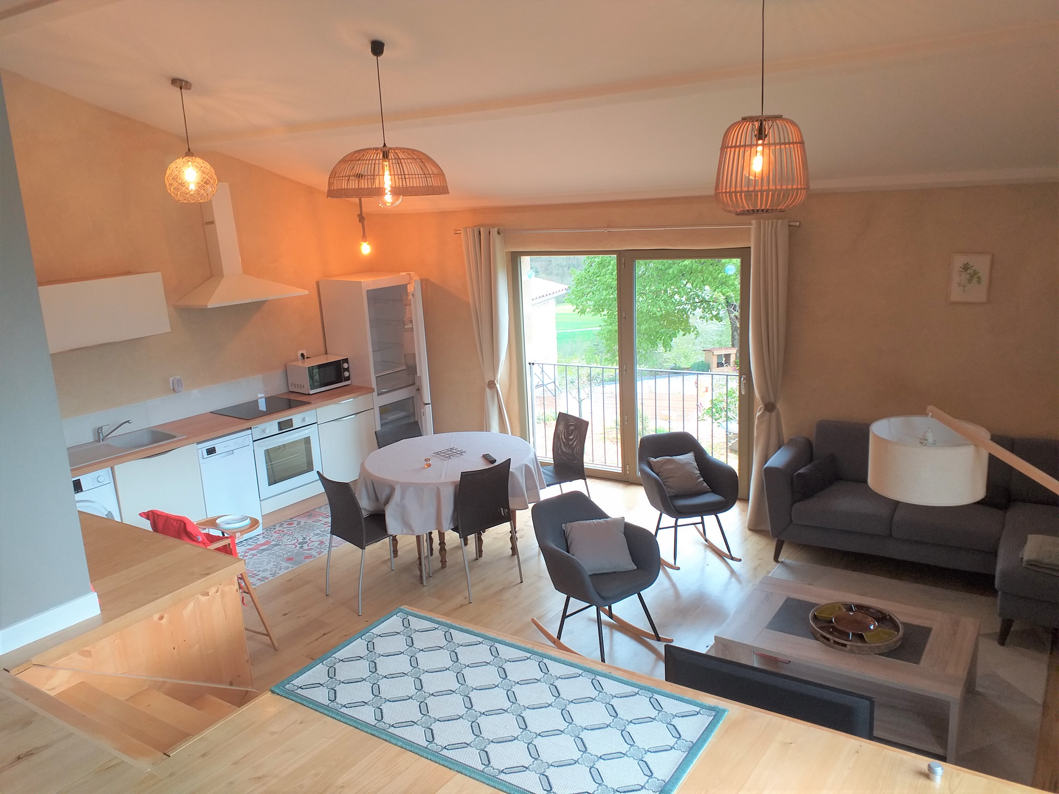 Salle de vie vaste et éclairée