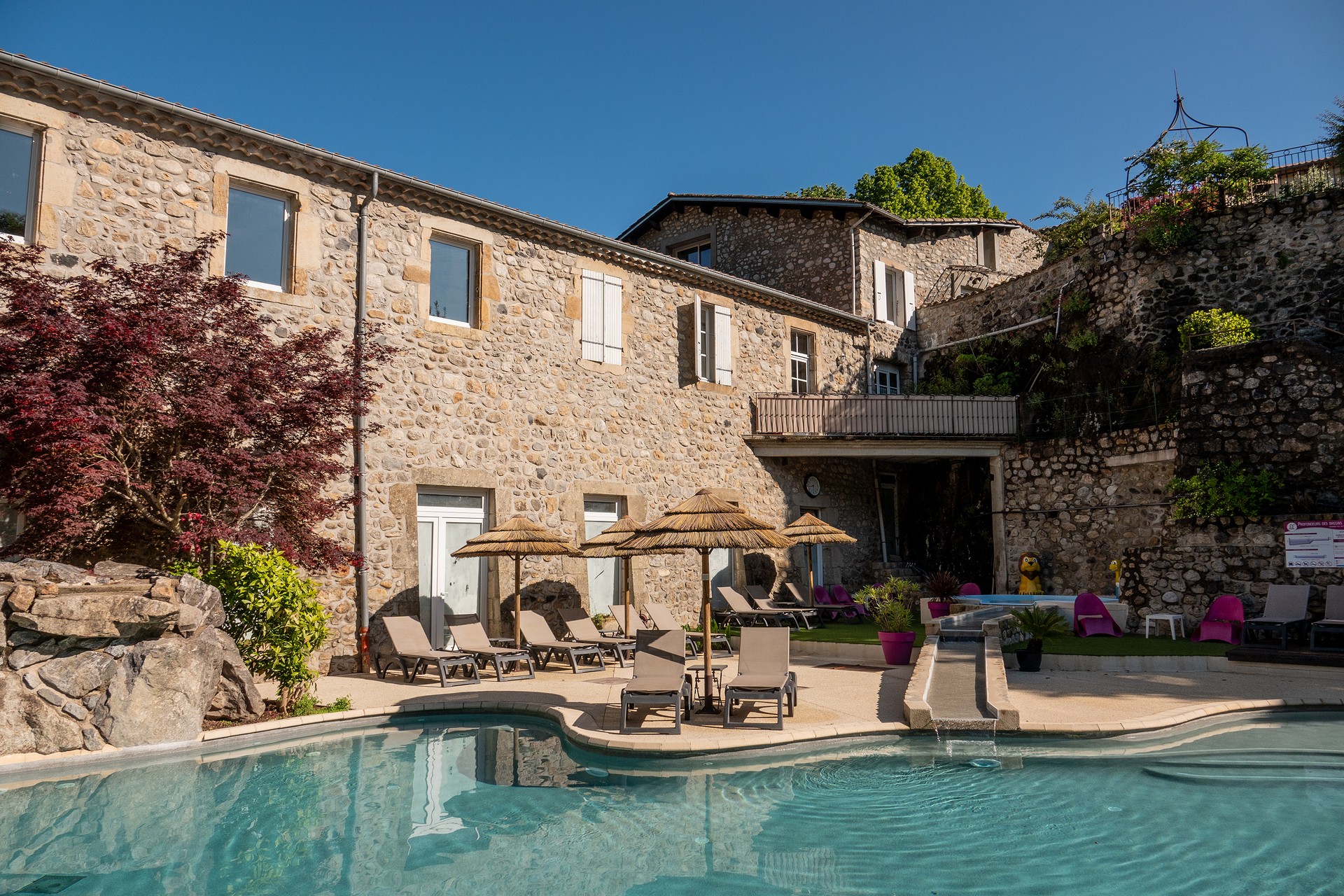 La piscine chauffée et transats au Camping domaine de la plage à Meyras en Ardèche