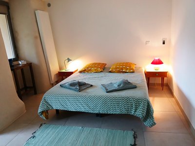 Chambre Mélisse au rez-de-chaussée (adaptée PMR)