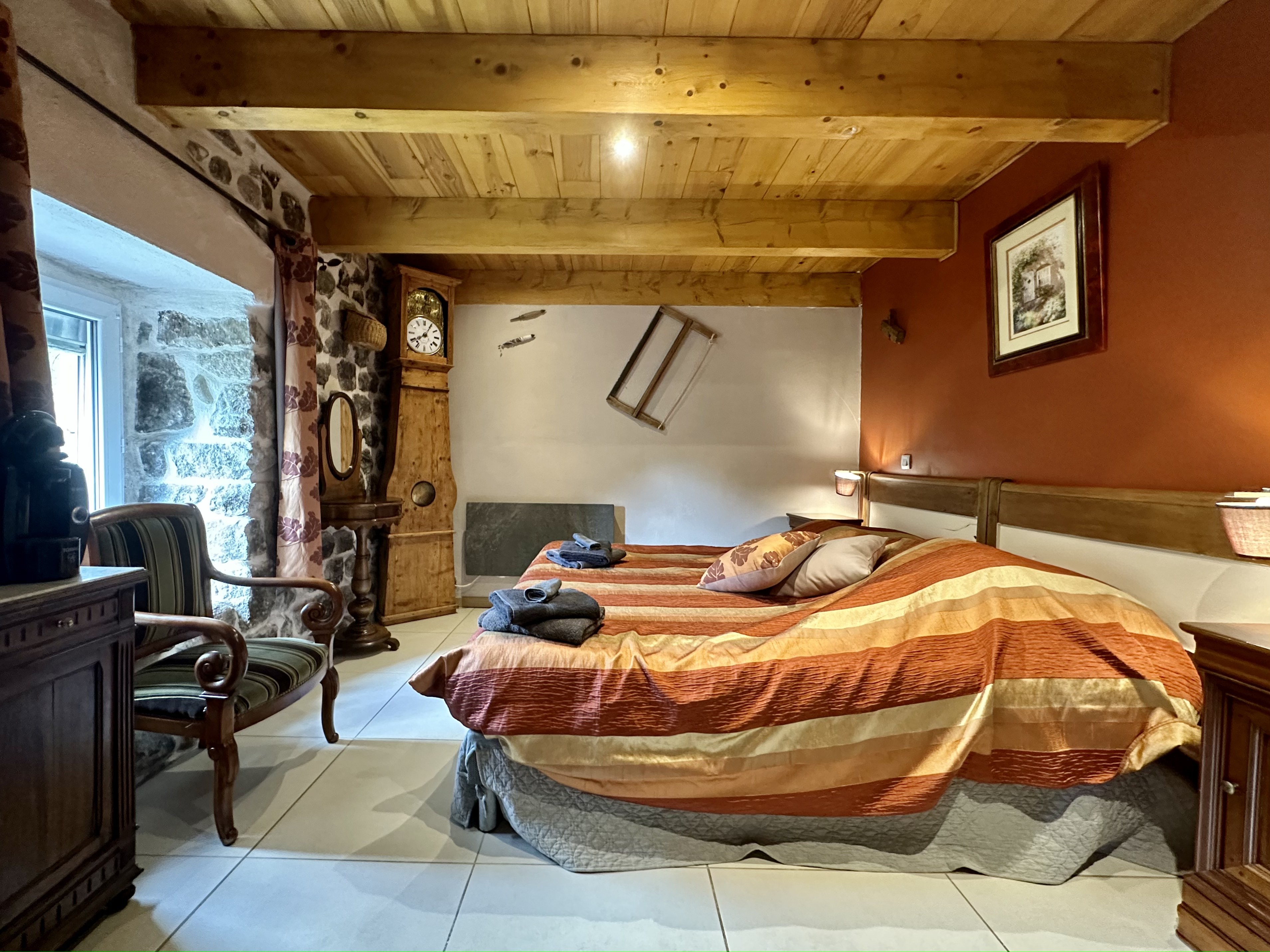 la chambre joliment décorée et lumineuse