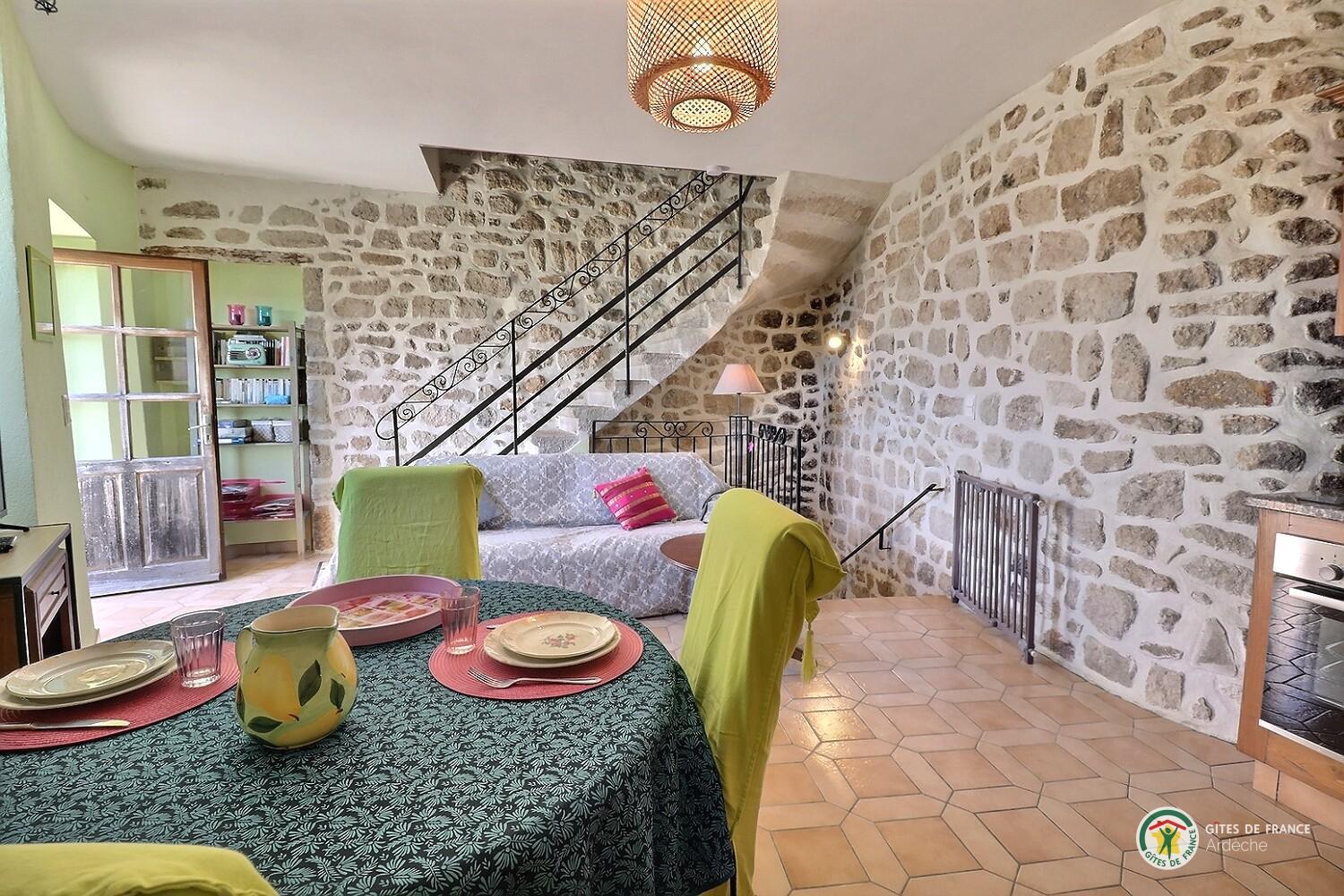 Au 1er niveau, la pièce de vie avec l'accès à la petite terrasse